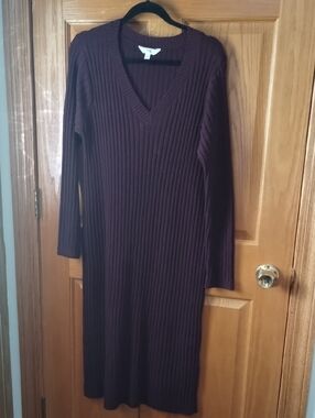 Terra & Sky Ribbed V-Neck Midi Dress in Plum